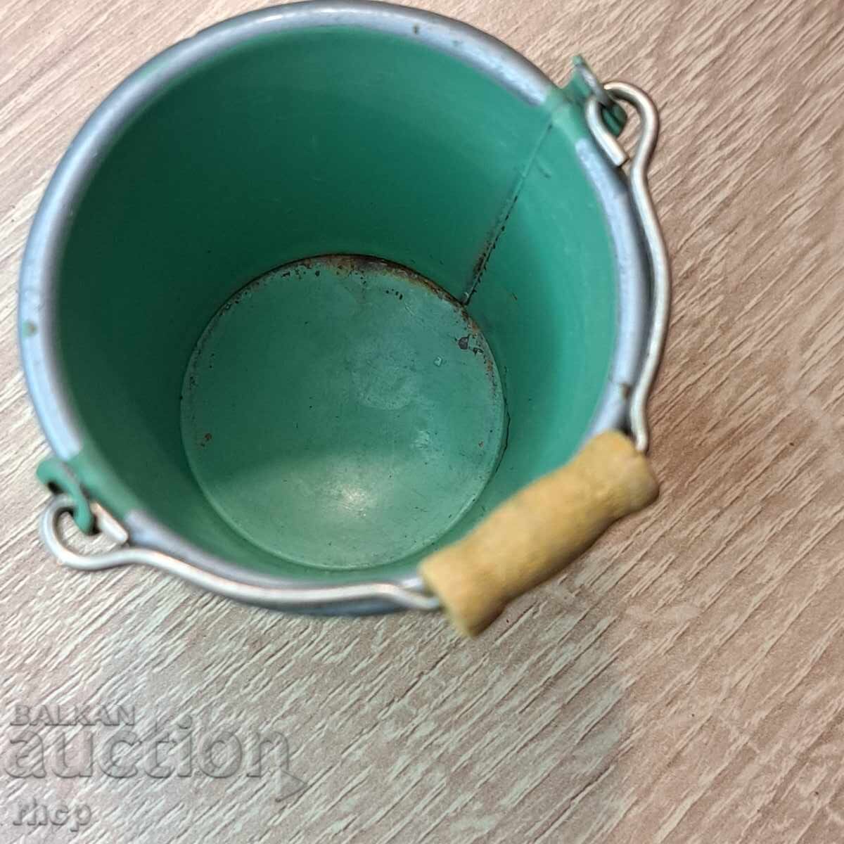 Licitație Jucărie veche din tablă, găletușă cu imagine