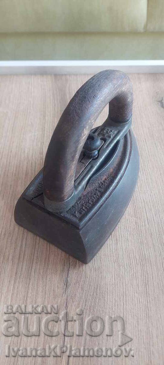 Fier de călcat vintage cu mâner și mecanism de agățare pentru cunoscători cu preț € 25.00 | 48.90 BGN