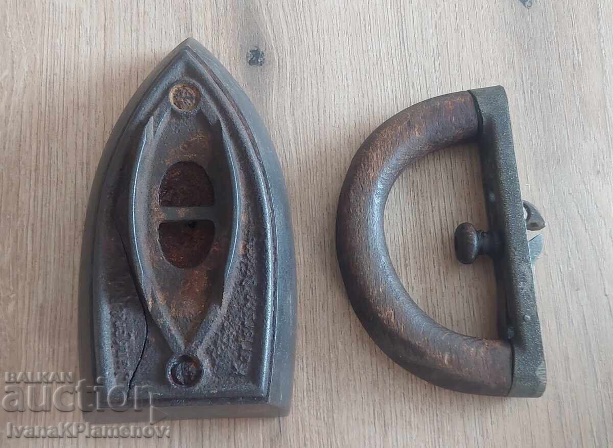 Licitație Fier de călcat vintage cu mâner și mecanism de agățare pentru cunoscători