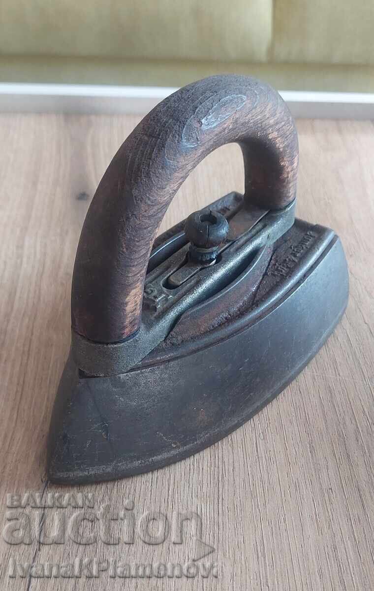 Fier de călcat vintage cu mâner și mecanism de agățare pentru cunoscători