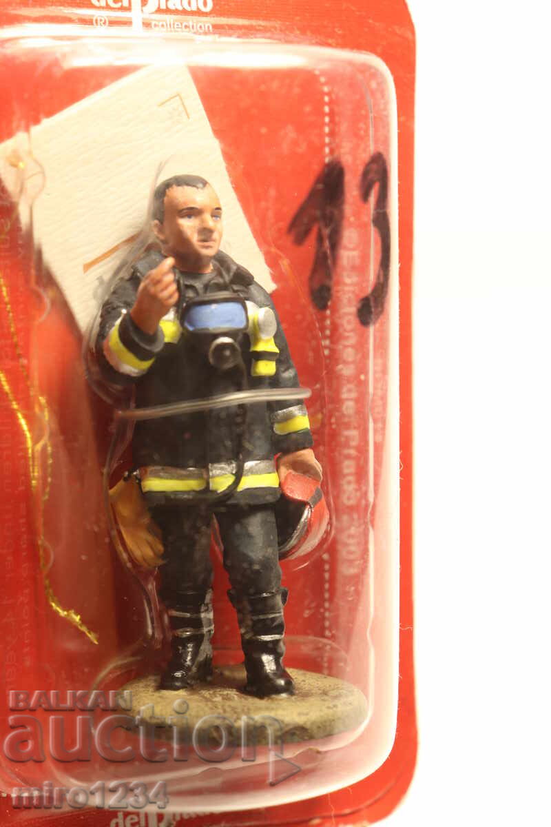 DEL PRADO FIREMAN FIREFIGHTER FIGURINE UNIFORM with price € 0.01 | 0.02 BGN DEL PRADO FIREMAN FIREFIGHTER FIGURINE UNIFORM with price € 0.01 | 0.02 BGN