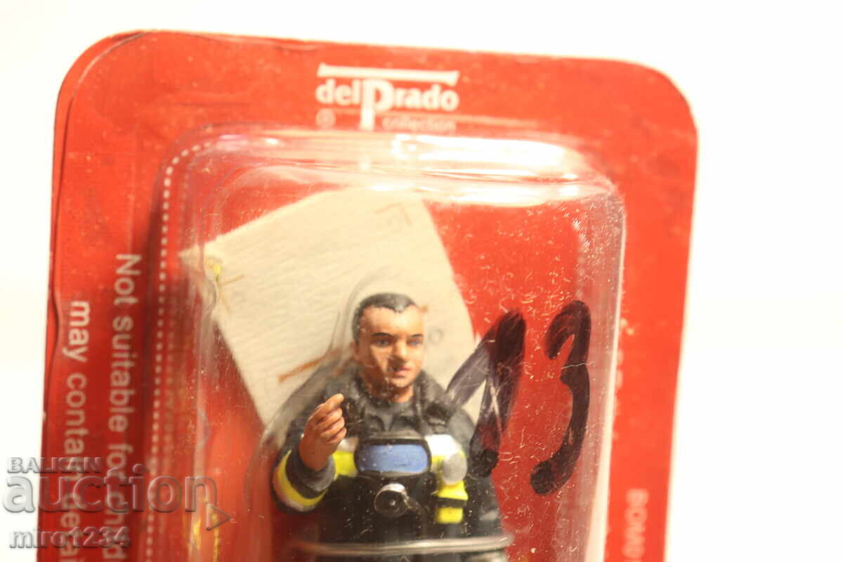Auction DEL PRADO FIREMAN FIREFIGHTER FIGURINE UNIFORM Auction DEL PRADO FIREMAN FIREFIGHTER FIGURINE UNIFORM