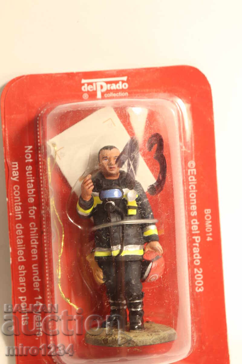 DEL PRADO FIREMAN FIREFIGHTER FIGURINE UNIFORM DEL PRADO FIREMAN FIREFIGHTER FIGURINE UNIFORM