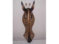 MASCĂ „GIRAFĂ”. SCULPTURĂ ÎN LEMN