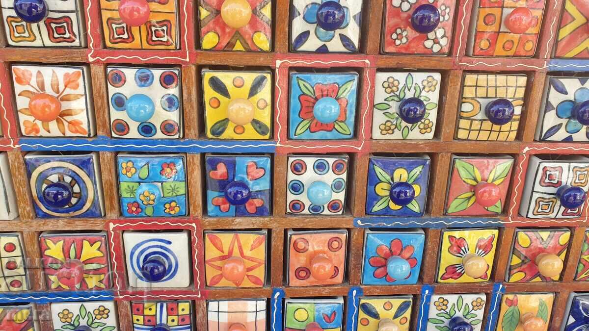 Comodă din lemn pictată manual cu 50 de sertare din porțelan colorat - 6 Comodă din lemn pictată manual cu 50 de sertare din porțelan colorat - 6