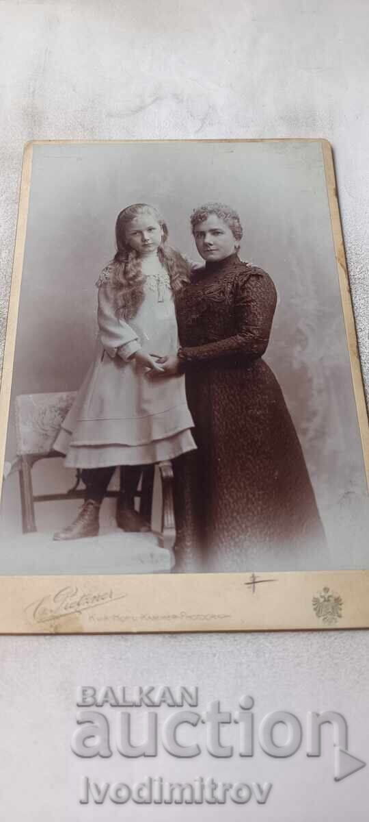 Fotografie Femeie și fată tânără urcată pe un scaun Carton