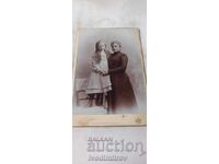 Fotografie Femeie și fată tânără urcată pe un scaun Carton