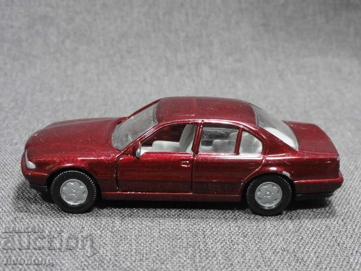 VECHE MAȘINUȚĂ METALICĂ RETRO SIKU 1052 BMW 730I E38 cu preț € 10.00 | 19.56 BGN