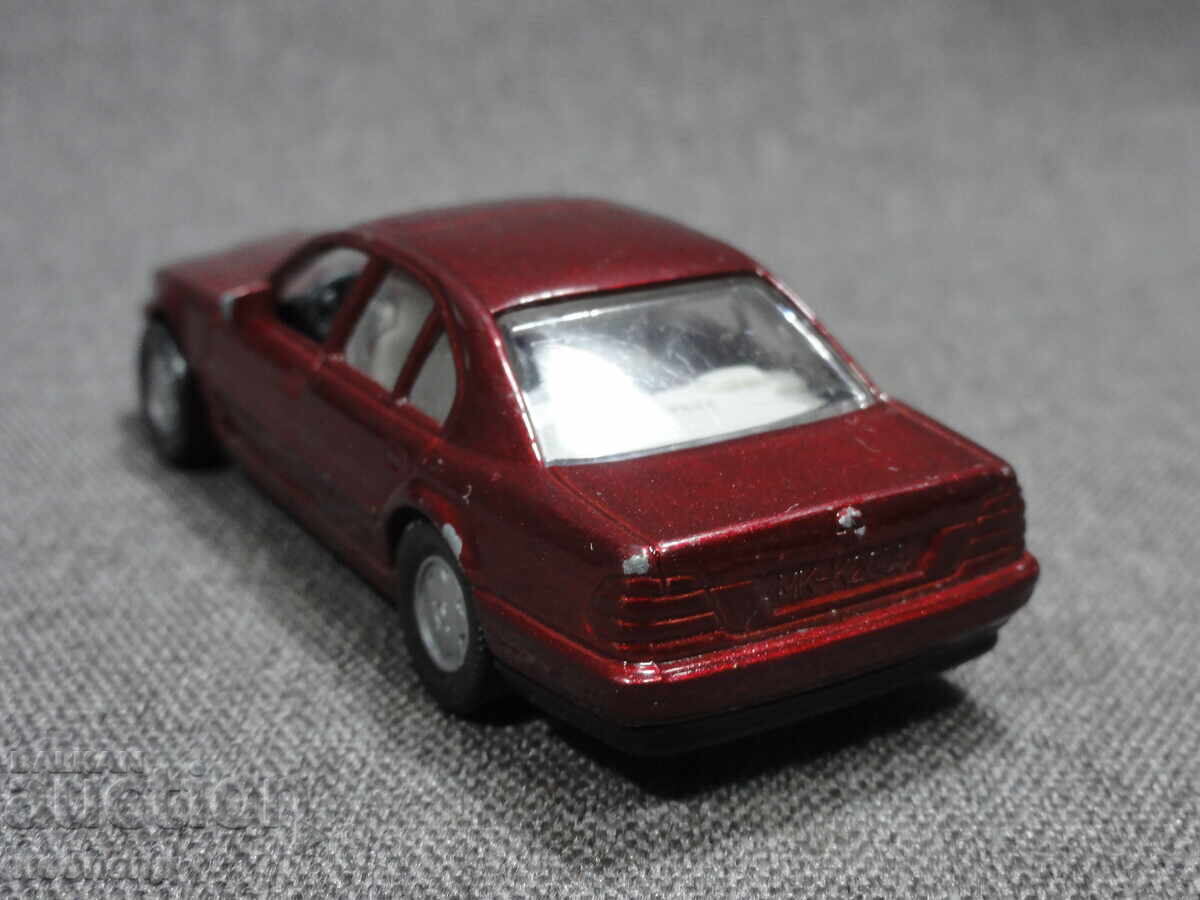 Licitație VECHE MAȘINUȚĂ METALICĂ RETRO SIKU 1052 BMW 730I E38