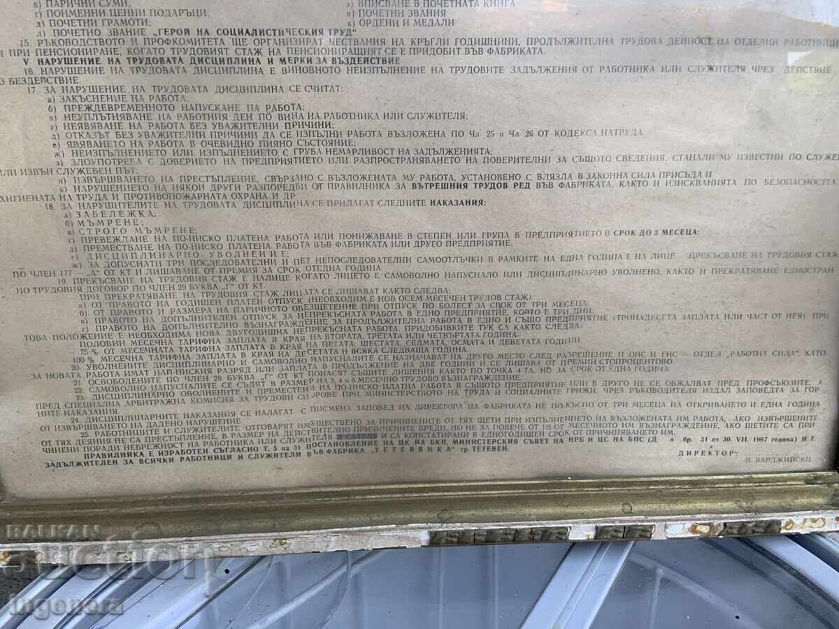 Livrarea TABLOU REGULAMENT DIN PERIOADA SOCIALISTĂ RAMĂ STICLĂ STATUT VECHI-680 X 460 MM Livrarea TABLOU REGULAMENT DIN PERIOADA SOCIALISTĂ RAMĂ STICLĂ STATUT VECHI-680 X 460 MM
