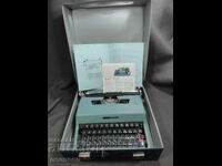 СТАРА РЕТРО ПОРТАТИВНА ПИШЕЩА МАШИНА OLIVETTI LETTERA 32