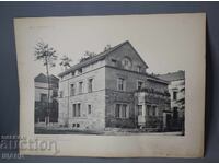 Litografie arhitecturală din Viena din 1900 a unei clădiri rezidențiale (casă)