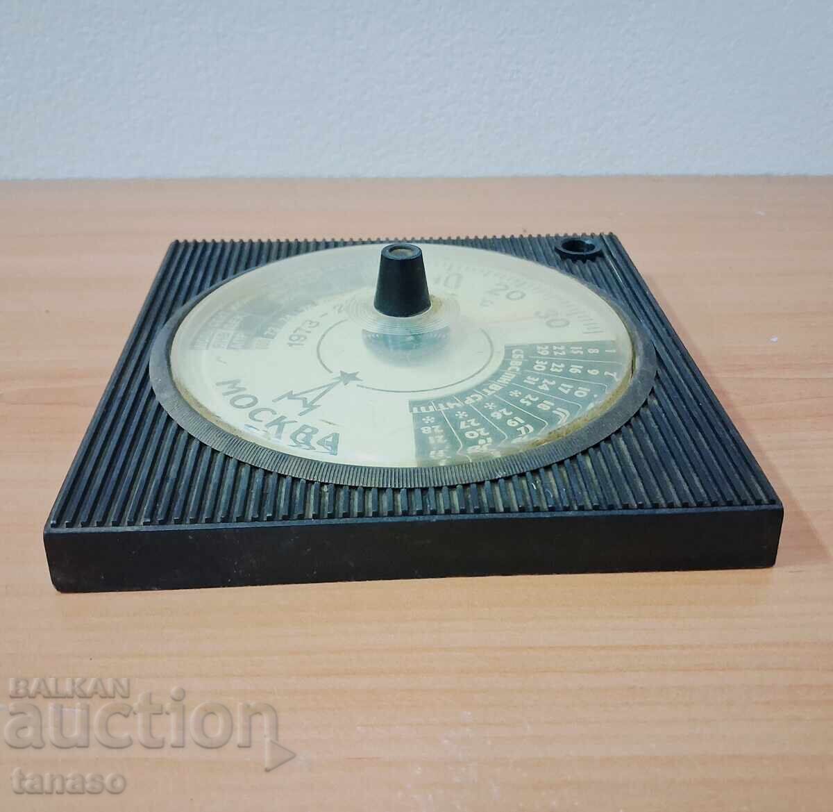 Доставка на Съветски настолен календар‑термометър (1973) – 15×15×2 (9.5)