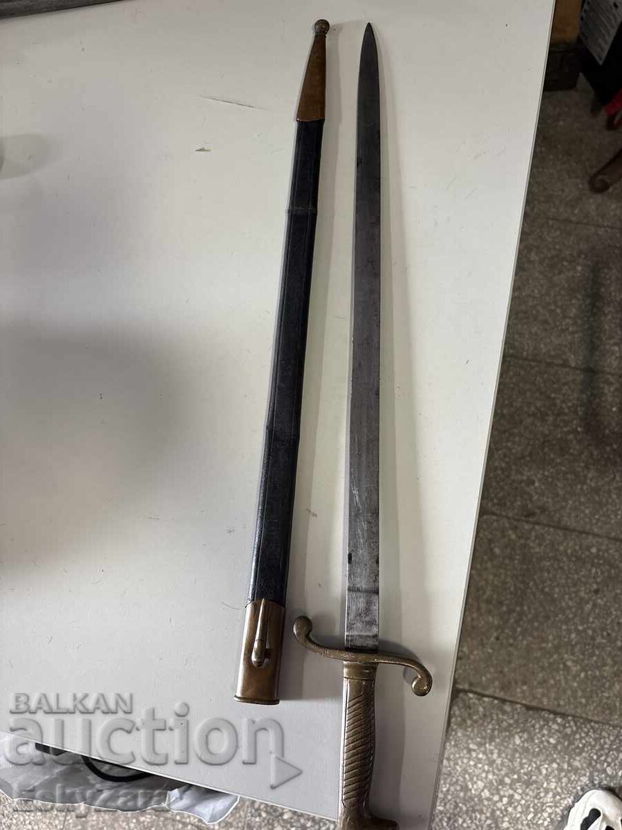 Baionetă militară de colecție cu mâner din alamă