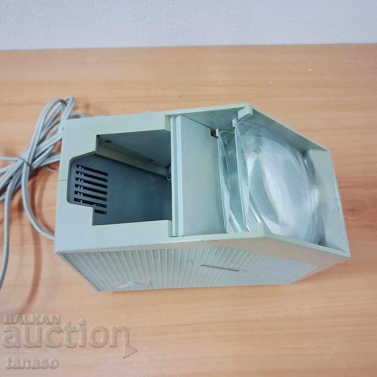 Licitație Proiector vechi Pentacon – RDG anii 1970 – 16×15×8 cm Licitație Proiector vechi Pentacon – RDG anii 1970 – 16×15×8 cm