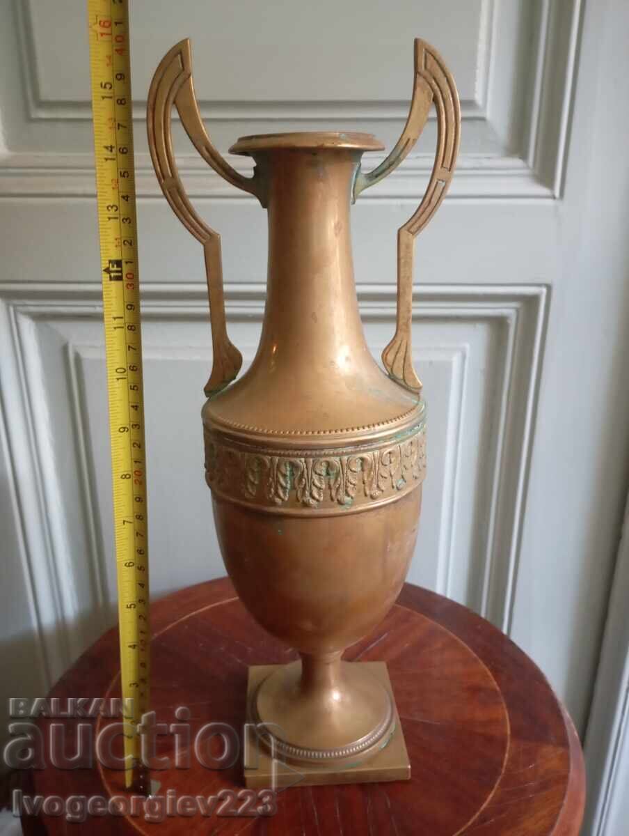 Vază veche cu mânere în stil Art Nouveau Vază veche cu mânere în stil Art Nouveau