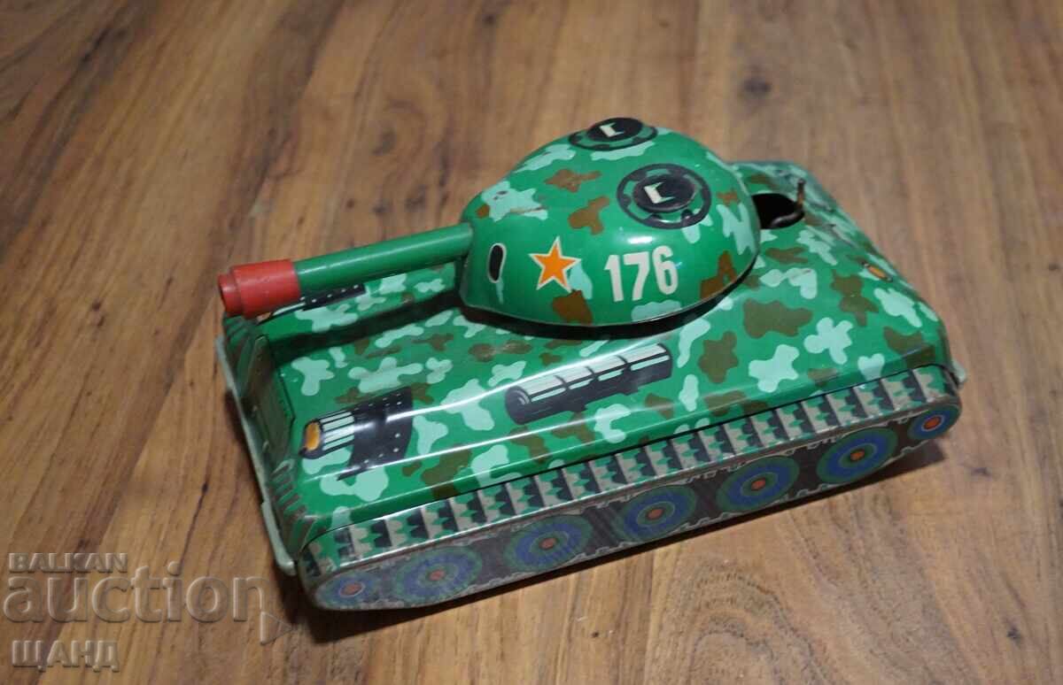 Jucărie veche din metal, model tanc pe baterii cu preț € 4.35 | 8.51 BGN