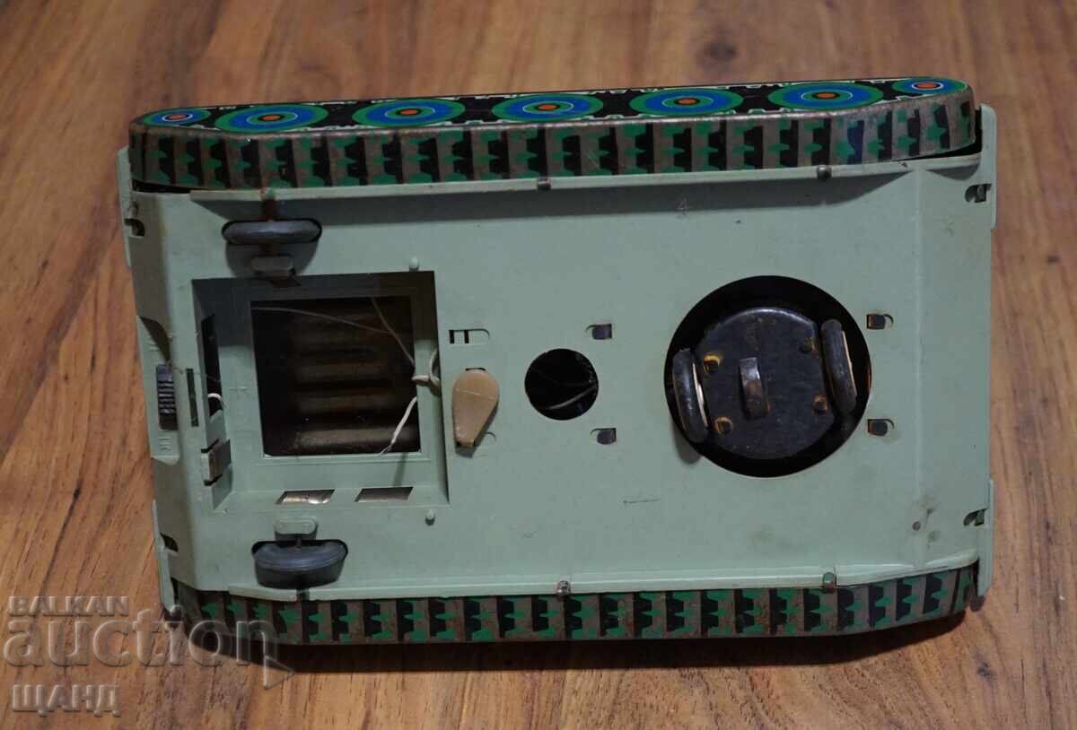 Livrarea Jucărie veche din metal, model tanc pe baterii
