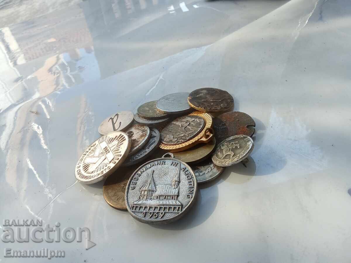 Lot jetoane plachete insigne cu preț € 1.00 | 1.96 BGN Lot jetoane plachete insigne cu preț € 1.00 | 1.96 BGN