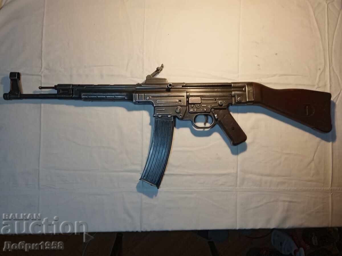 REPLICĂ METALICĂ MP44 StG. SS(ᛋᛋ) STURMGEWEHR cu preț € 950.00 | 1858.05 BGN