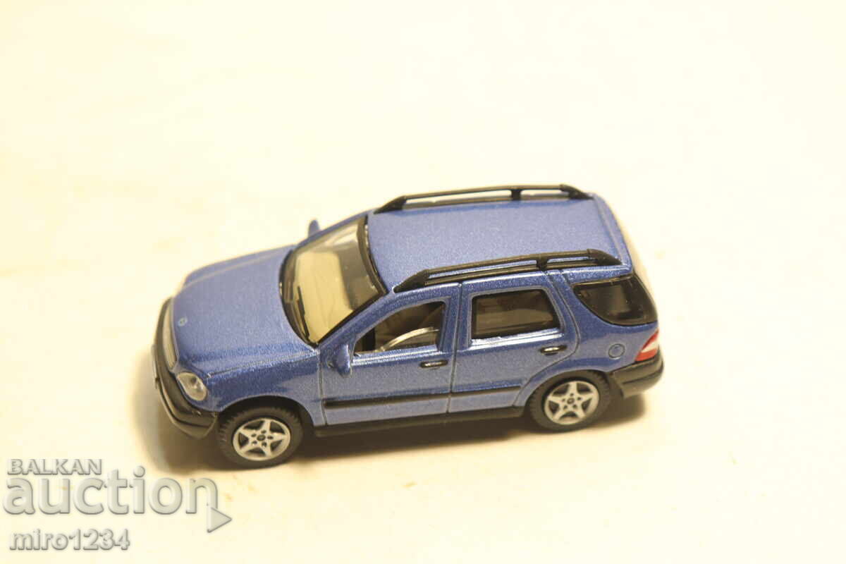 MODEL MAȘINUȚĂ MERCEDES BENZ ML 1/72 cu preț € 0.01 | 0.02 BGN