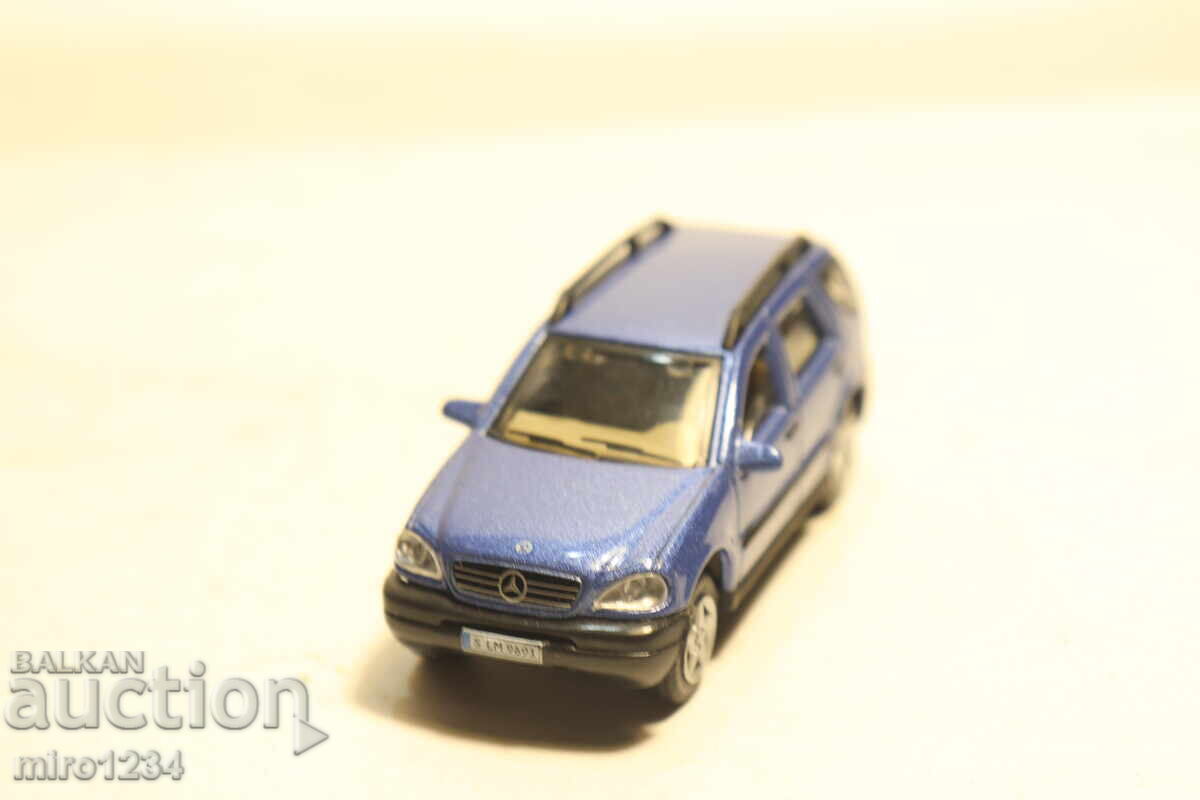 Licitație MODEL MAȘINUȚĂ MERCEDES BENZ ML 1/72