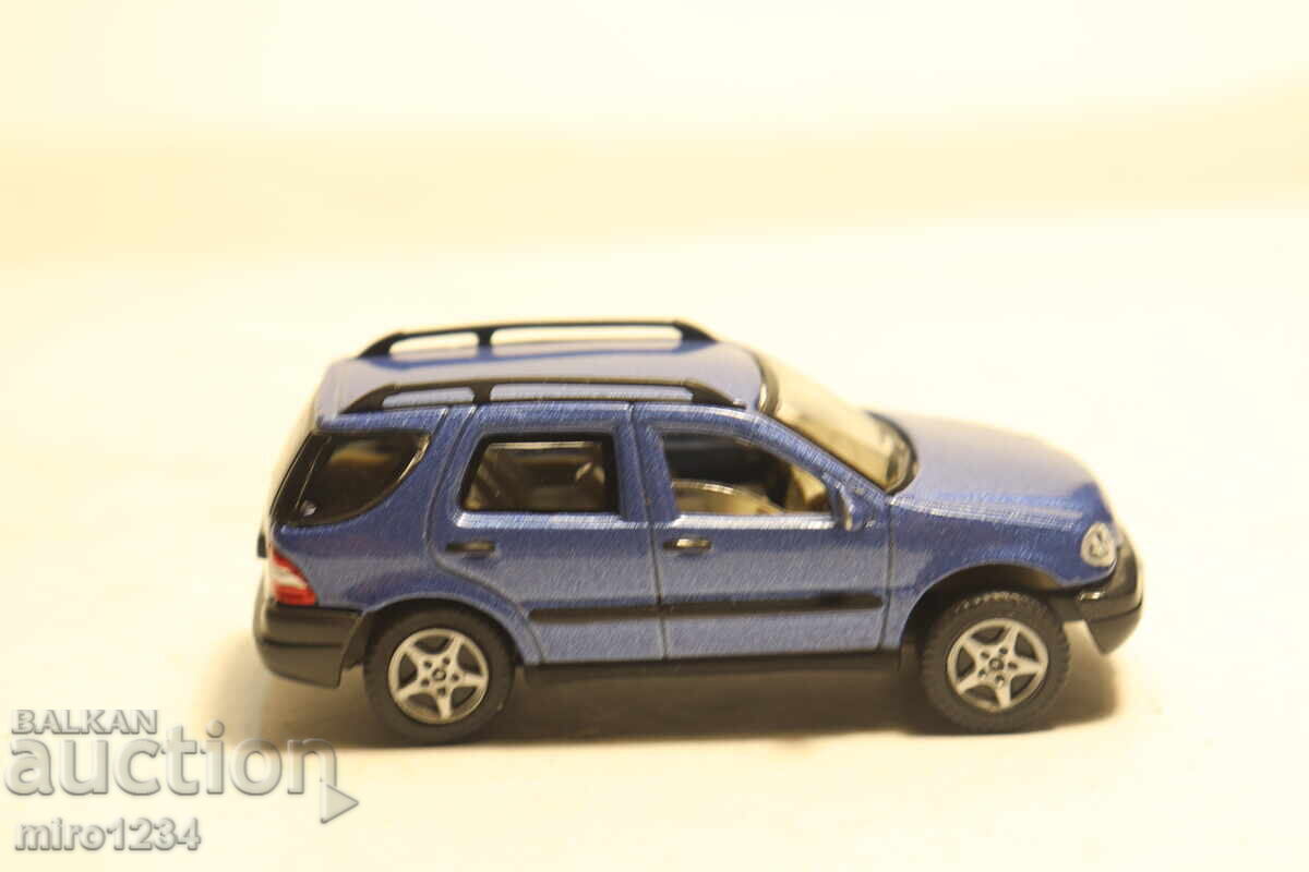 Livrarea MODEL MAȘINUȚĂ MERCEDES BENZ ML 1/72