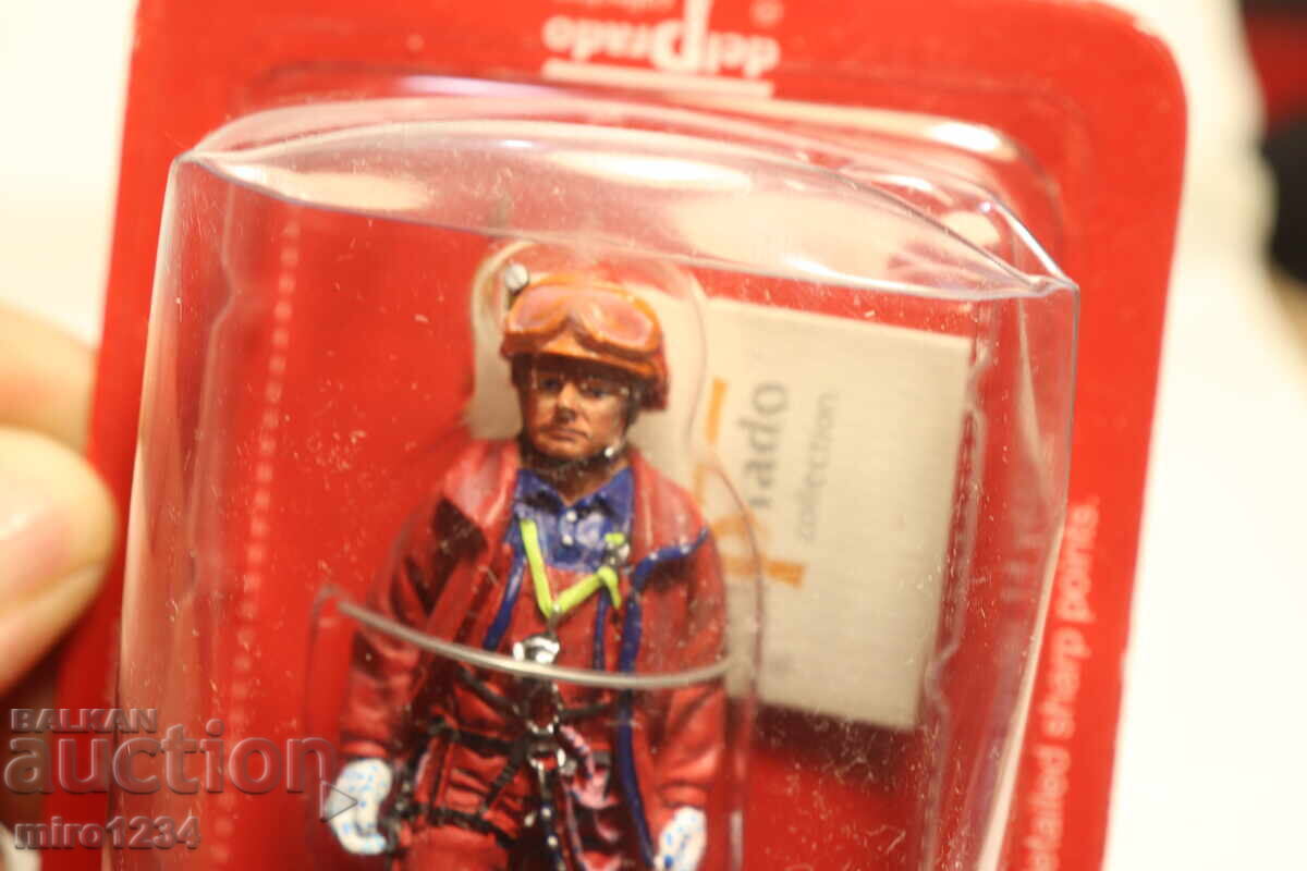 Auction  DEL PRADO FIREMAN FIREFIGHTER FIGURINE UNIFORM
