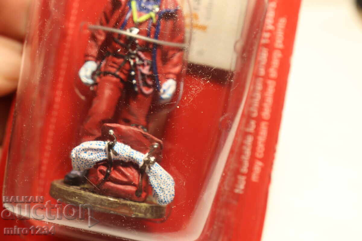 Delivery of DEL PRADO FIREMAN FIREFIGHTER FIGURINE UNIFORM