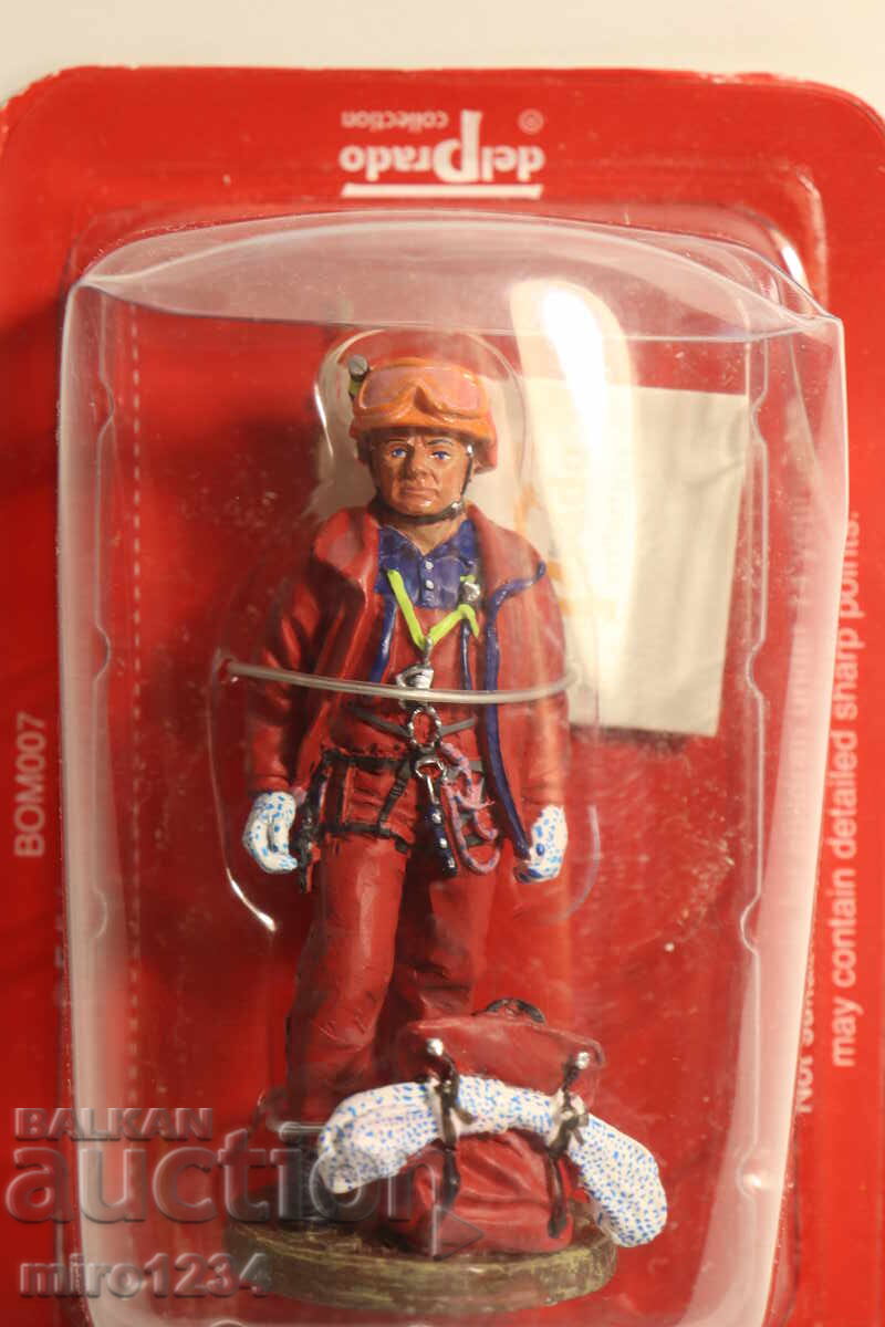 DEL PRADO FIREMAN FIREFIGHTER FIGURINE UNIFORM - 5