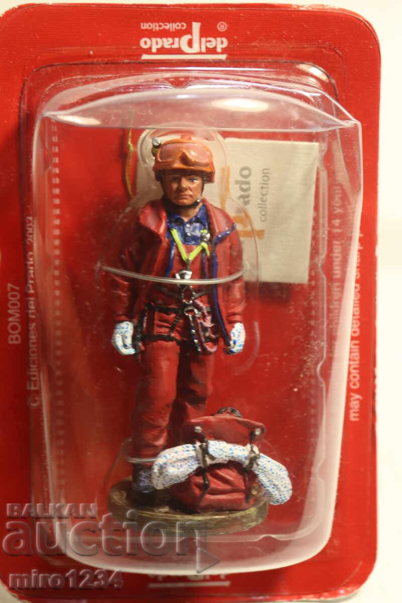 DEL PRADO FIREMAN FIREFIGHTER FIGURINE UNIFORM