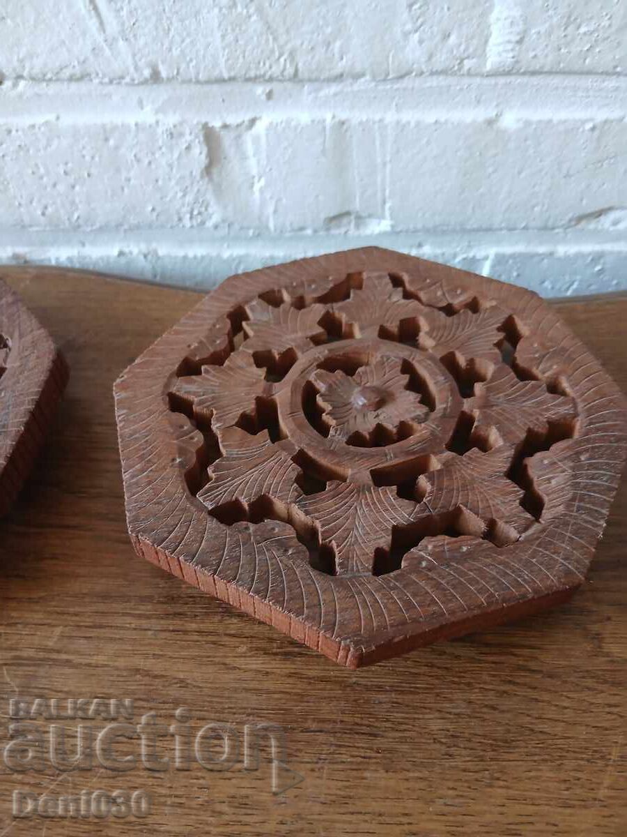 Licitație Suporturi din lemn cu sculpturi frumoase Licitație Suporturi din lemn cu sculpturi frumoase