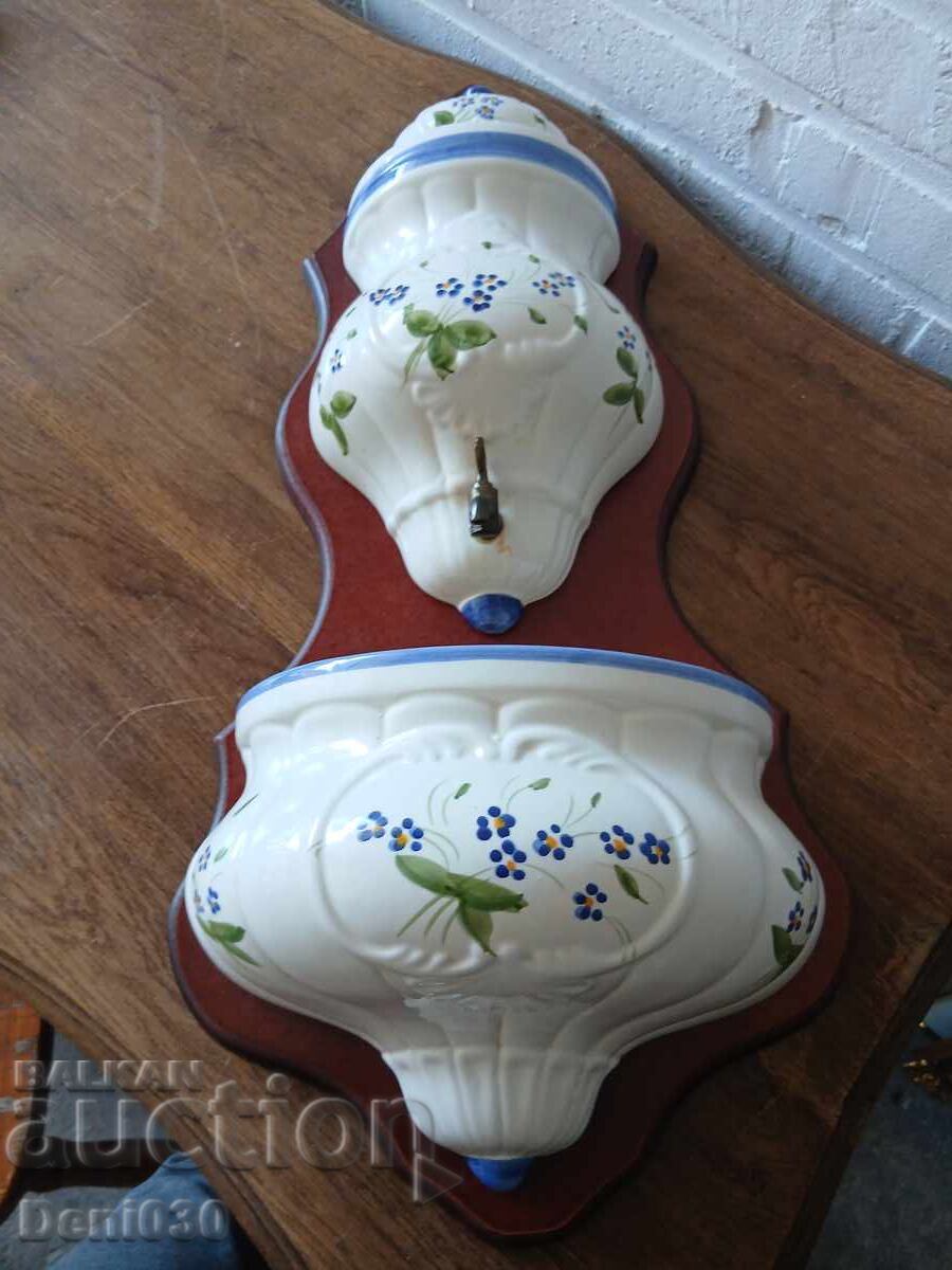 Vintage πορσελάνινος επιτοίχιος νιπτήρας!!! με τιμή € 2.50 | 4.89 BGN