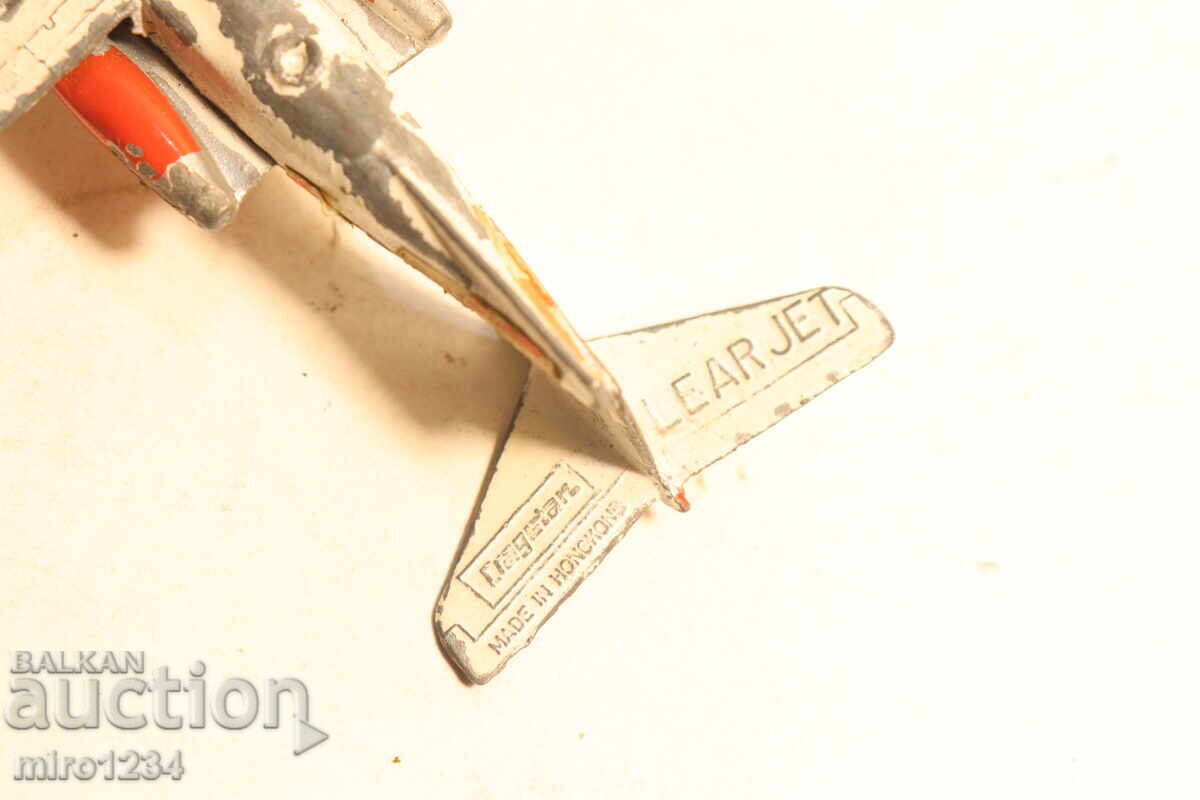Licitație MODEL METALIC DE AVION