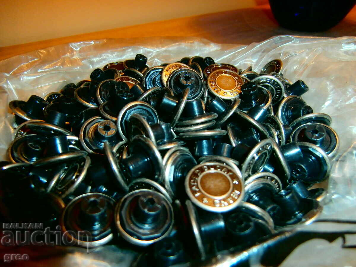 Delivery of Faded Glory jeans buttons