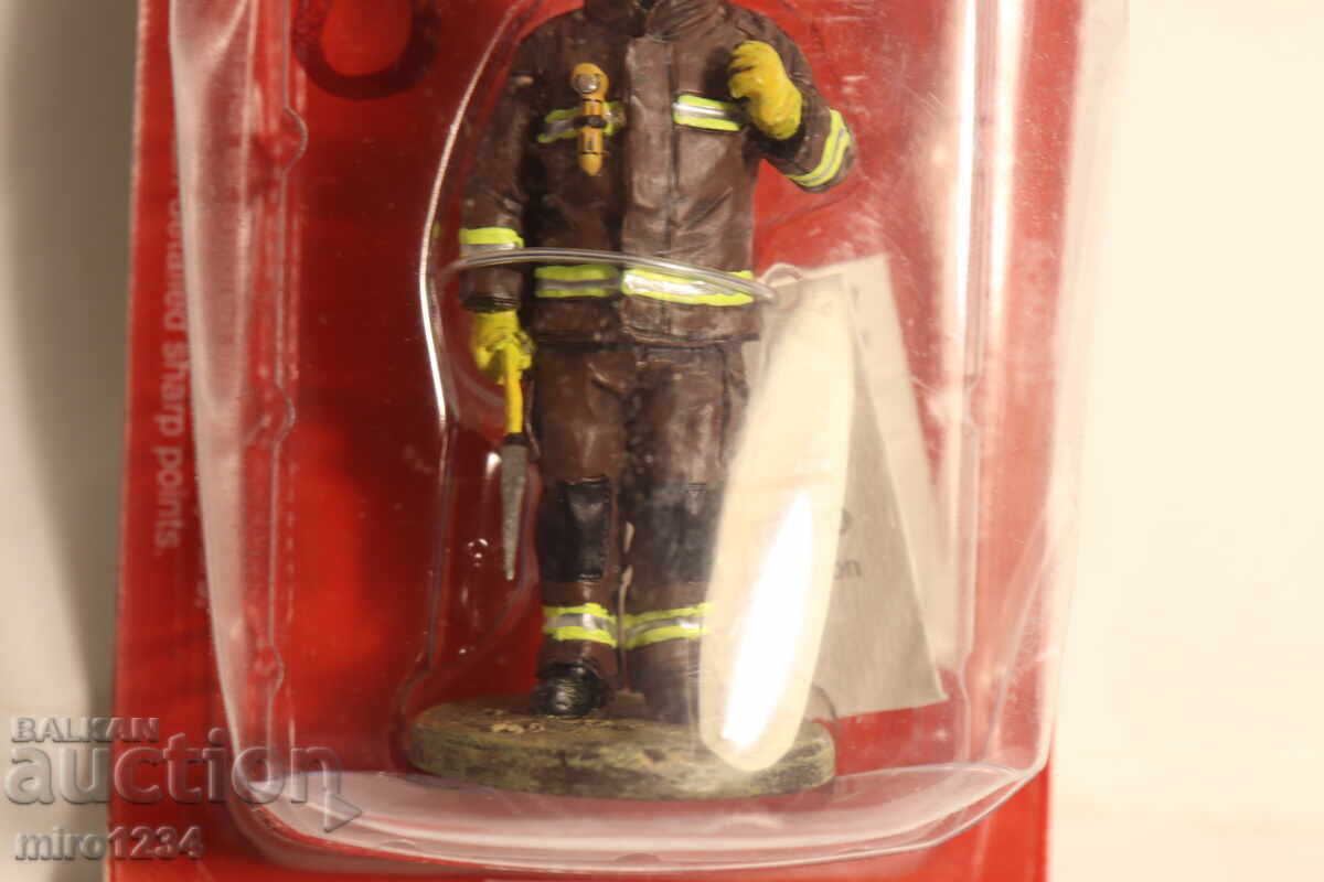 Auction  DEL PRADO FIREMAN FIREFIGHTER FIGURINE UNIFORM