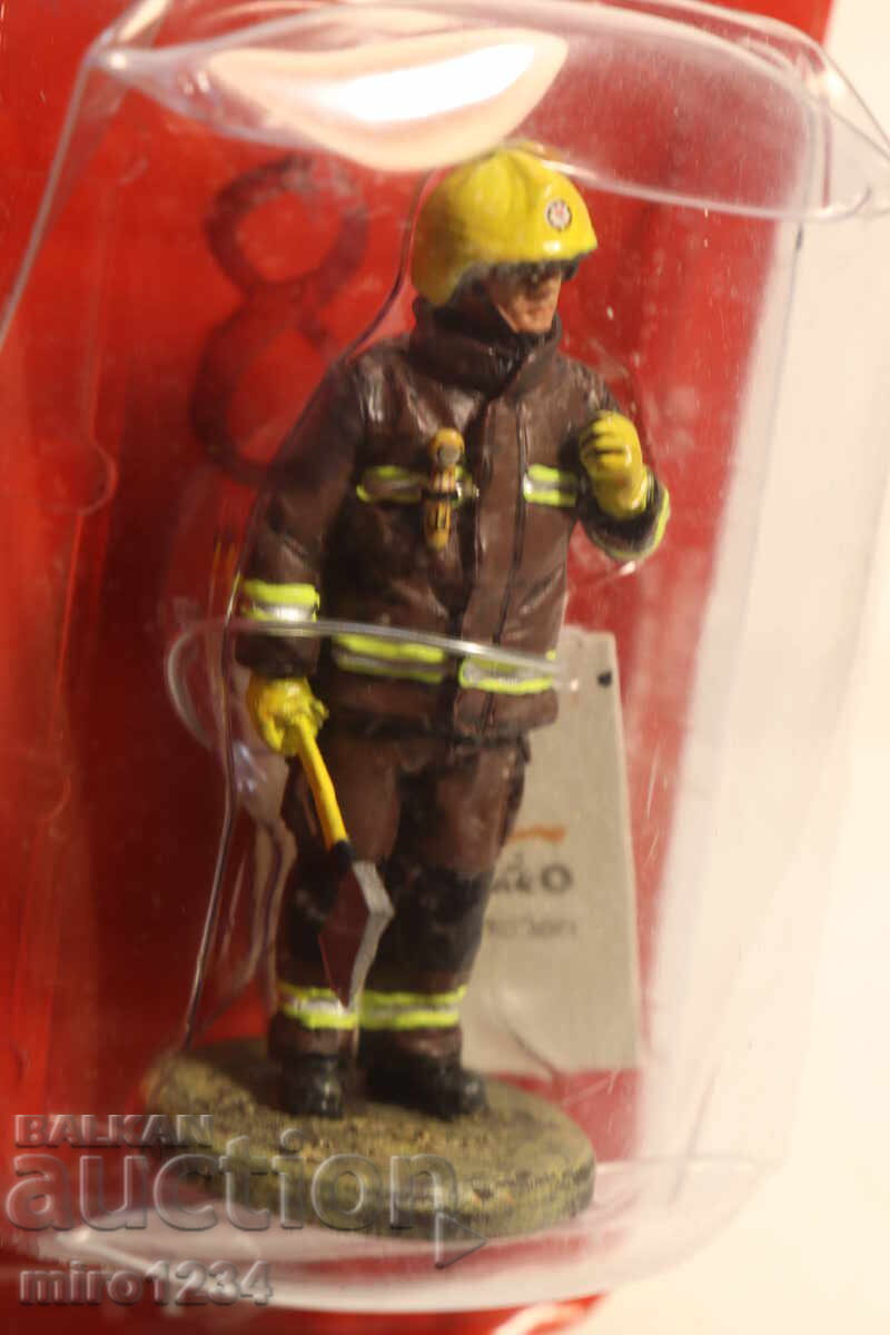 Delivery of DEL PRADO FIREMAN FIREFIGHTER FIGURINE UNIFORM