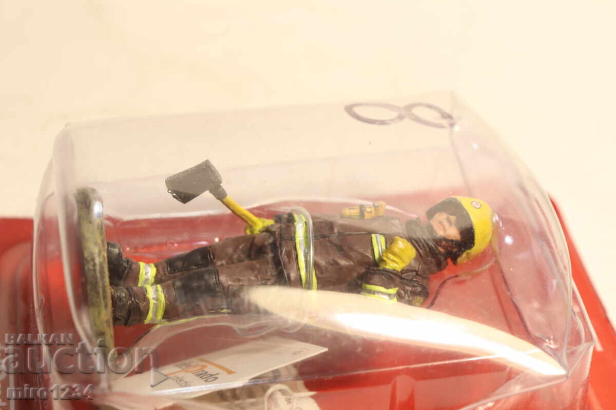 DEL PRADO FIREMAN FIREFIGHTER FIGURINE UNIFORM - 5