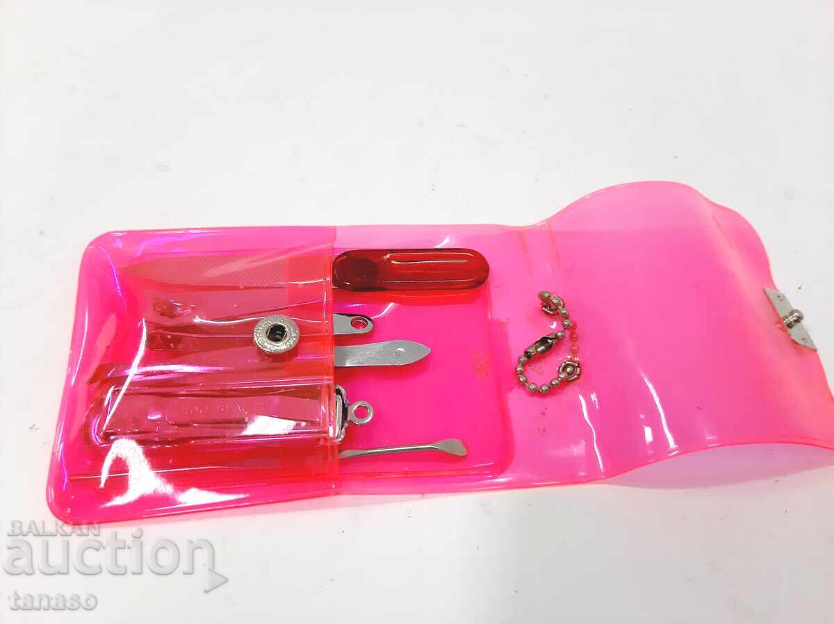 Set instrumente manichiură – 11×7 cm în etui roz cu preț € 7.00 | 13.69 BGN