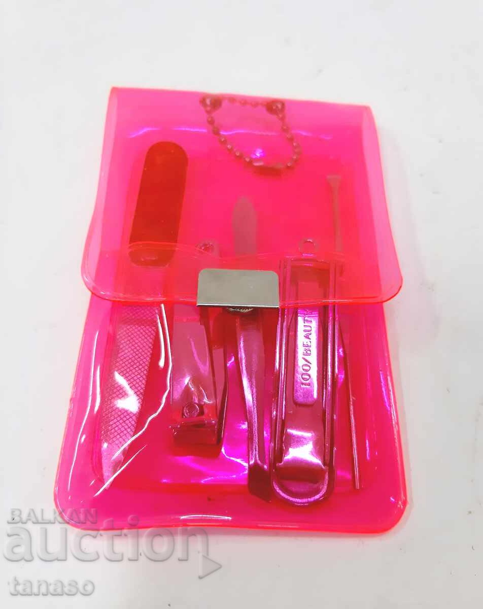 Licitație Set instrumente manichiură – 11×7 cm în etui roz