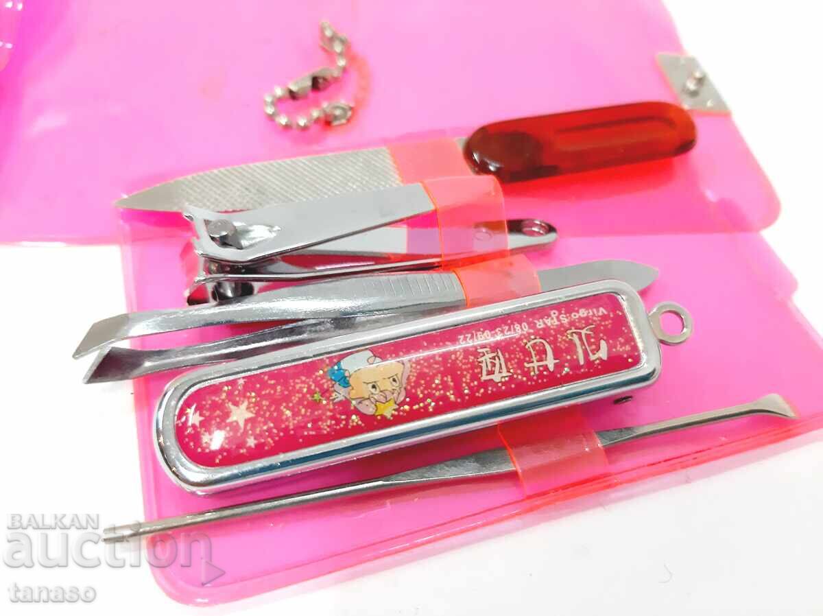 Livrarea Set instrumente manichiură – 11×7 cm în etui roz