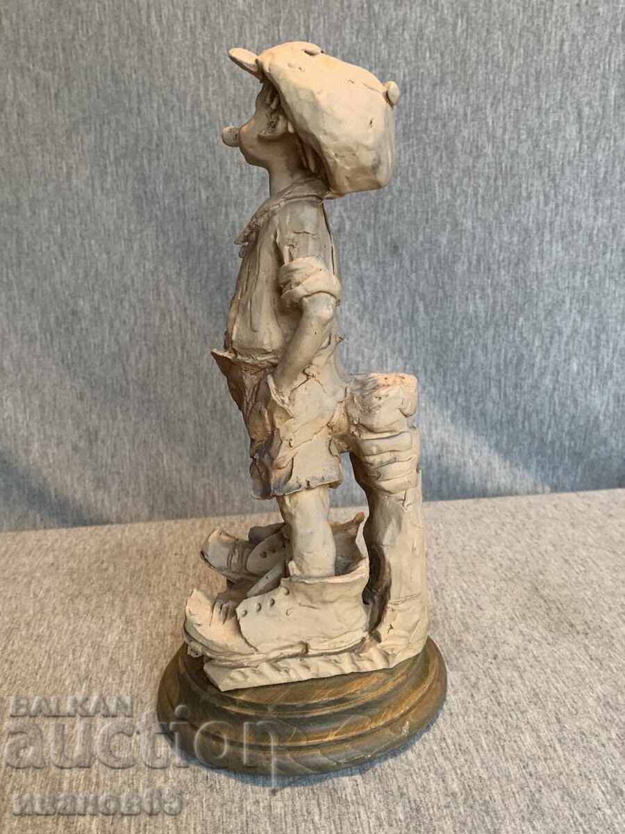 Figurină CAPODIMONTE cu băiat cu preț € 20.00 | 39.12 BGN