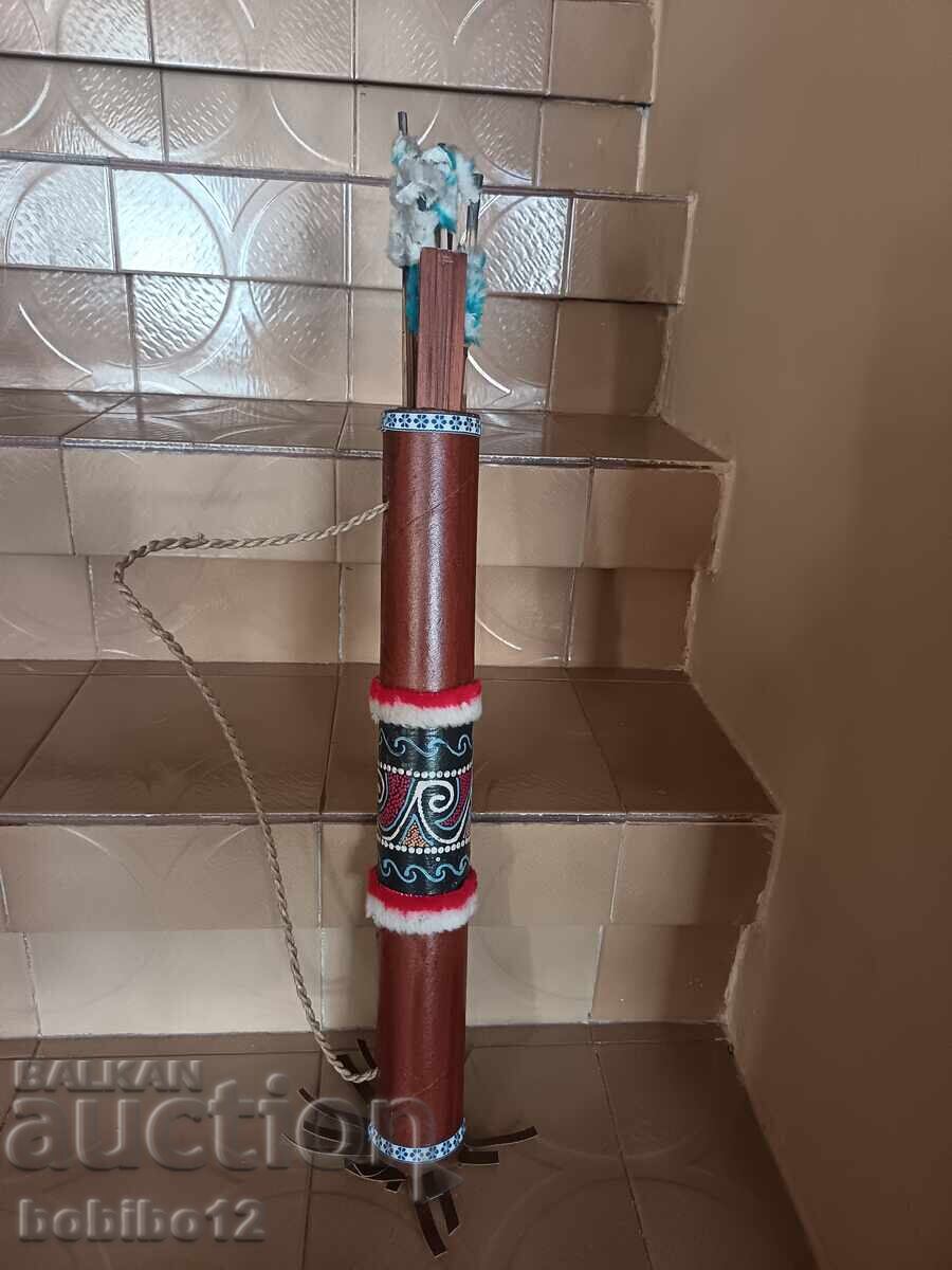 Decorativ tolba indiană cu nouă săgeți