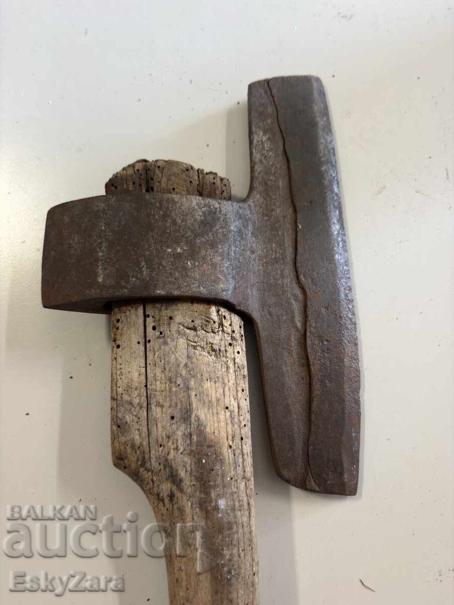 Παλιά πλατιά τσεκούρι / σκεπάρνι για το πελέκημα δοκαριών με σφραγίδα με τιμή € 50.00 | 97.79 BGN Παλιά πλατιά τσεκούρι / σκεπάρνι για το πελέκημα δοκαριών με σφραγίδα με τιμή € 50.00 | 97.79 BGN