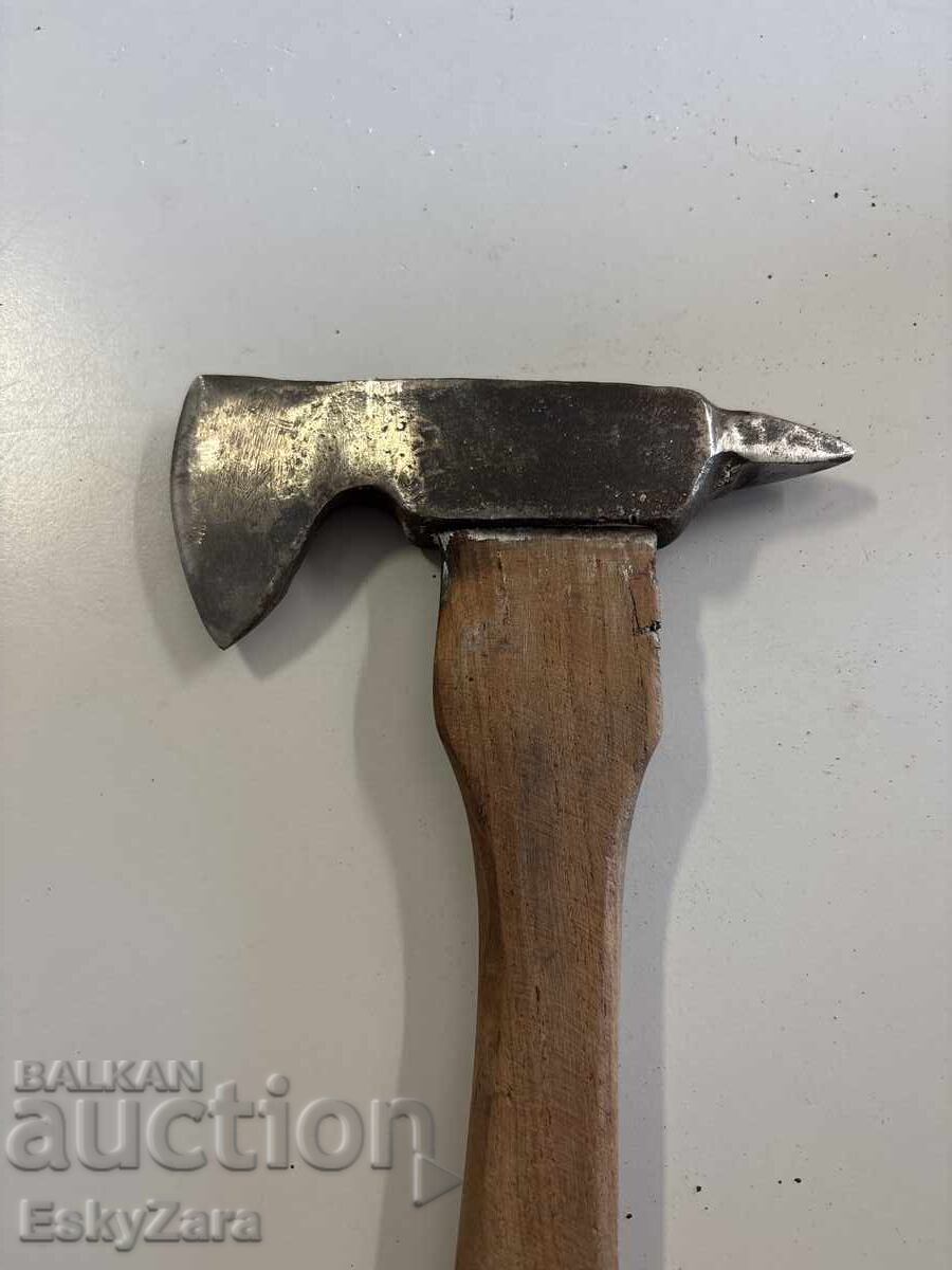 Αρχαίο διακοσμητικό τσεκούρι "Chupaga" (Valaska / Fokos) με ξύλινη λαβή με τιμή € 50.00 | 97.79 BGN Αρχαίο διακοσμητικό τσεκούρι "Chupaga" (Valaska / Fokos) με ξύλινη λαβή με τιμή € 50.00 | 97.79 BGN