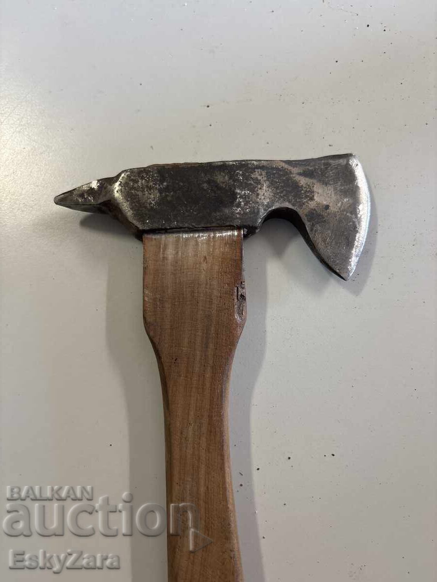 Δημοπρασία Αρχαίο διακοσμητικό τσεκούρι "Chupaga" (Valaska / Fokos) με ξύλινη λαβή Δημοπρασία Αρχαίο διακοσμητικό τσεκούρι "Chupaga" (Valaska / Fokos) με ξύλινη λαβή