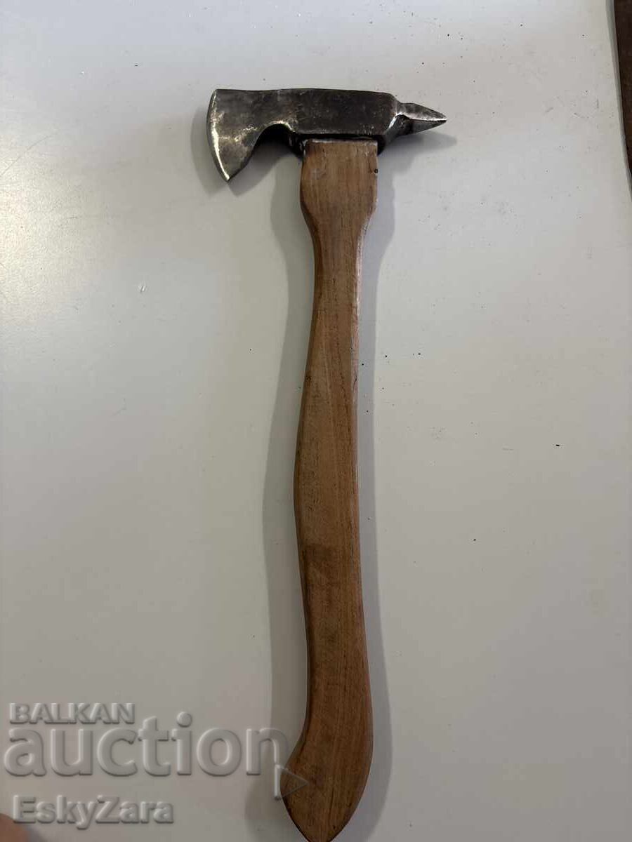 Αρχαίο διακοσμητικό τσεκούρι "Chupaga" (Valaska / Fokos) με ξύλινη λαβή Αρχαίο διακοσμητικό τσεκούρι "Chupaga" (Valaska / Fokos) με ξύλινη λαβή