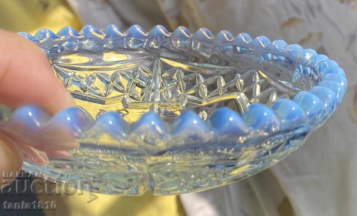 Bol mic din cristal de plumb transparent cu margine opalescentă albastră cu preț € 20.00 | 39.12 BGN