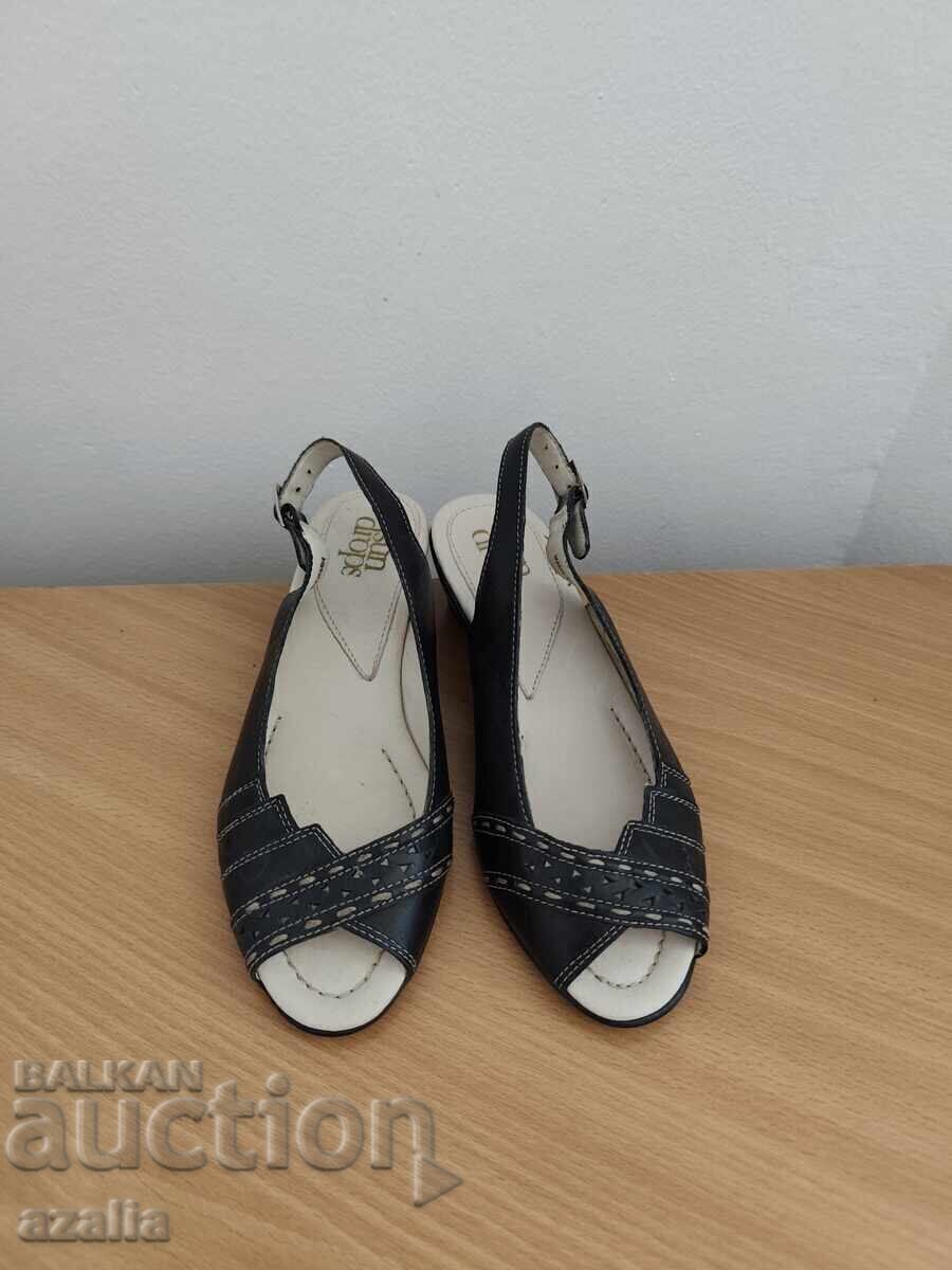 Sandale noi bleumarin mărimea 36 din piele naturală cu preț € 13.00 | 25.43 BGN Sandale noi bleumarin mărimea 36 din piele naturală cu preț € 13.00 | 25.43 BGN