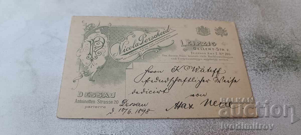 Снимка Млад мъж с мустаци Картон с цена € 4.34 | 8.49 лв.